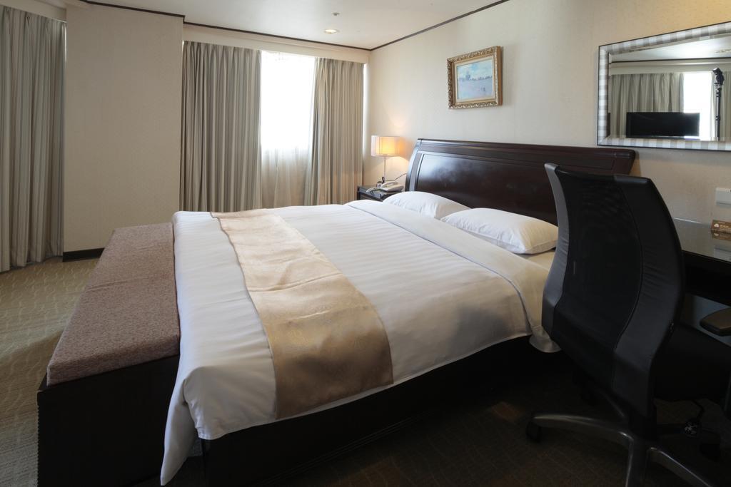 Lincoln Hotel Тайнань Экстерьер фото