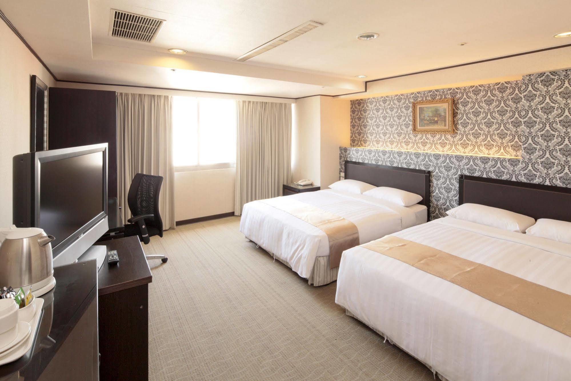 Lincoln Hotel Тайнань Экстерьер фото