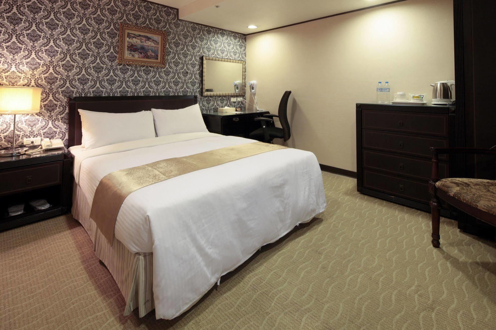 Lincoln Hotel Тайнань Экстерьер фото
